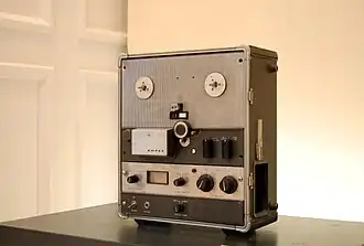 Переносной катушечный магнитофон Ampex