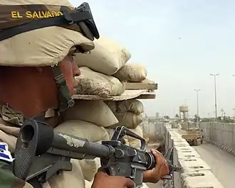 солдат Сальвадора на военной базе "Camp Charlie" в городе Эль-Хилла (14 апреля 2005)