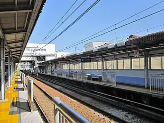 Платформа станция Анамори-Инари линии Аэропорт с установленным неподвижным барьером.