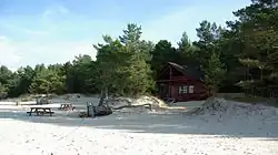 Летний домик, оставшийся от базы отдыха, на пляже Андинеэме