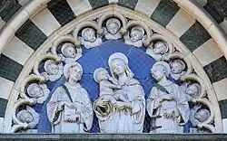 Люнет портала. Мадонна с Младенцем между святыми Стефаном и Лаврентием. Мастерская Андреа делла Роббиа. 1489. Майолика