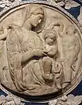 Мадонна с Младенцем (обрамление тондо: мастерская делла Роббиа. 1490-1515. Майолика)