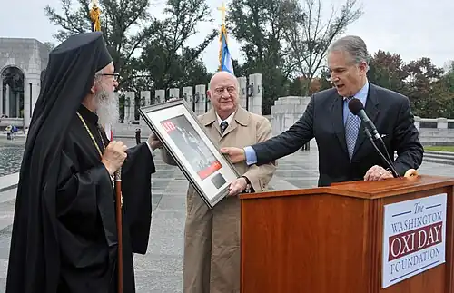 Эндрю Манатос (справа) и архиепископ Американский Димитриос награждают Эндрю Атенса (Вашингтон, 27 октября 2011)