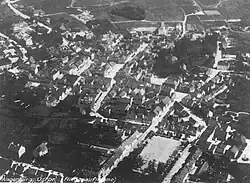 Старый снимок Старого города, справа спереди - Новый рынок, справа сзади - Кирхберг, окружённый липами