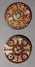 Англосаксонские дисковидные броши, 600—700 гг. Золото, стекло, гранат, раковины