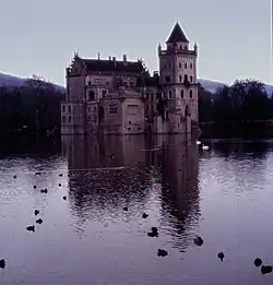 Вид замка в вечерних сумерках