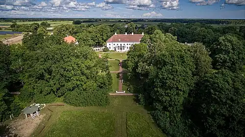 Вид на мызу и парк