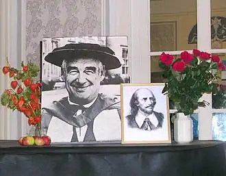 Портреты А. Аникста и У. Шекспира, традиционно выставляемые вместе в рамках «Шекспировских чтений»