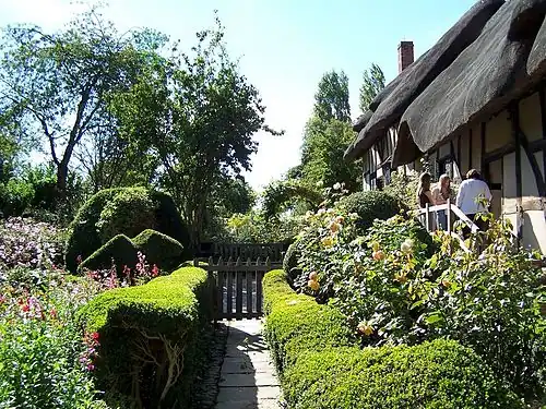 Дом со стороны сада