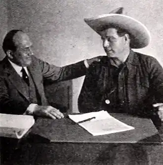 Энтони Дж. Ксидиас (слева) с актёром Джеком Хокси (1922)