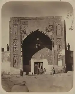 Ансамбль Ходжа-Ахрар. Входной портал медресе Надира диван-беги. Фотография XIX века