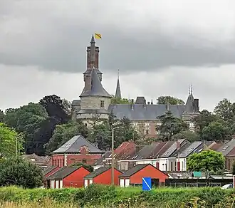 Замок на фоне города