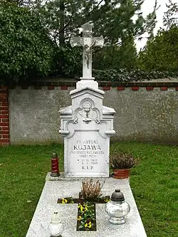 Могила священника Куявы на кладбище в Рацлавичках