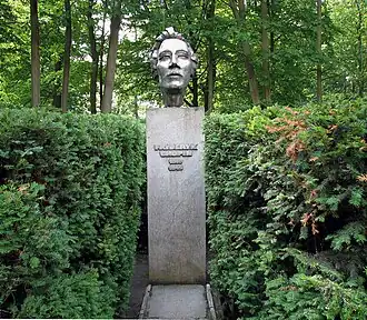 Бюст Фредерика Шопена около замка