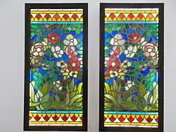 Парные витражи с цветочными мотивами.