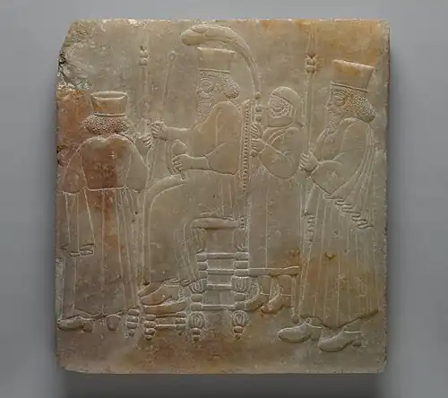 Архаизация рельефа сидящего шаха и сопровождающих лиц, Иран, Каджарский период (конец XIX века н. э., в стиле V–IV веков до н. э.). Бруклинский музей.