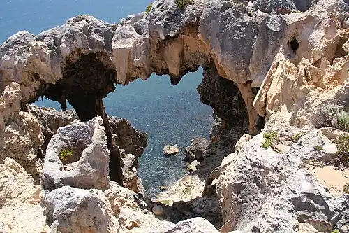 Песчниковые скалы на побережье