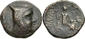 Бронзовая монета Ариарата III. Аверс: царь в башлыке. Реверс: Кибела с двумя сфинксами