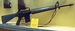Ранняя винтовка M16 без досылателя затвора