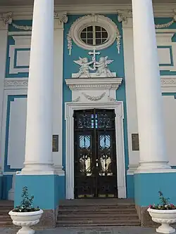 Вход в церковь