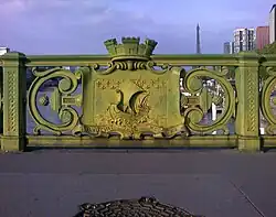 Герб города Парижа, на обратной стороне ограждения