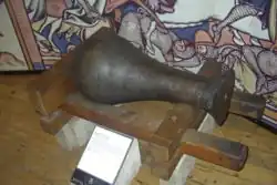 Кувшинообразная рибальда. Реконструкция по изображению на миниатюре 1323 года из рукописи Уолтера де Милемете