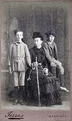 Артур Хилл, 6-й маркиз Дауншир (слева), со своей матерью, 1880 год