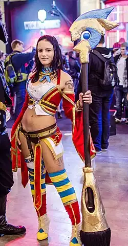 Косплей Художницы, одного из героев Prime World