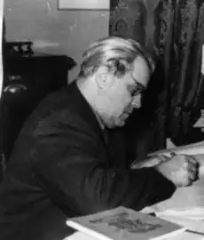 Академик И. И. Артоболевский за работой в домашней обстановке. Фото Б. Е. Вдовенко, 1956