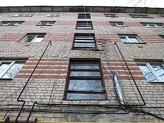 Кладка из керамического и силикатного кирпича, окна лестничной клетки дома 1-447 в Арзамасе