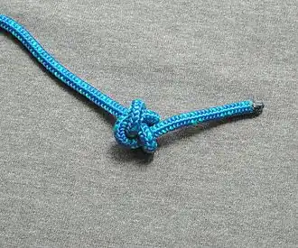 Стопорный узел Эшли, стопор устричника, устричный узел.Кноп, больше, чем восьмёрка, имеет 3 внешние симметричные части, похож на 3х прядное полуколесо, легко завязать используется, если отверстие для зацепления большое для восьмёрки.