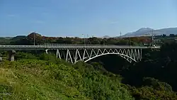 Мост Асо-охаси (阿蘇大橋) в Минамиасо, рухнувший в реку Курокава в результате землетрясения (фото 2009 года)