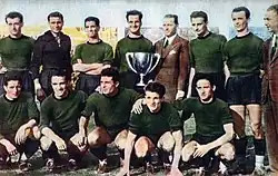 Ди Дженнаро (стоя, третий слева) с Кубком Италии  (1941 год)