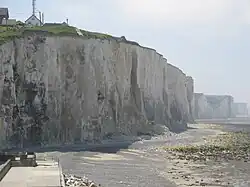 Пляж и прибрежные скалы