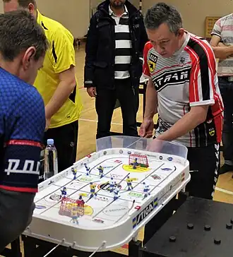 Президент Международной ФНХ Б. Аксельсен играет против президента Российской ФНХ А. Титова