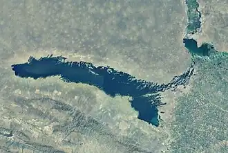 Слева и по центру — Арнасайская система озёр, в правом верхнем углу более светлым цветом — Шардаринское водохранилище