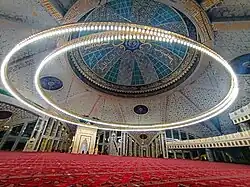 С зажжённой люстрой