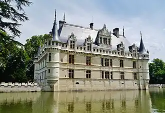 Вид на замок из парка