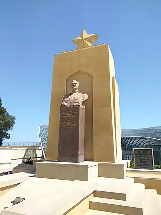 Надгробный памятник А. А. Асланову в Баку