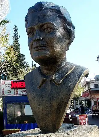 Бюст Жале Инан в общественном парке в Кушадасах