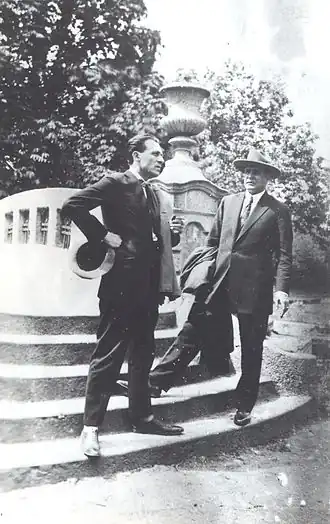 Дечко Узунов (слева) с писателем Сираком Скитником в софийском парке Борисова градина (болг.) (до 1943)