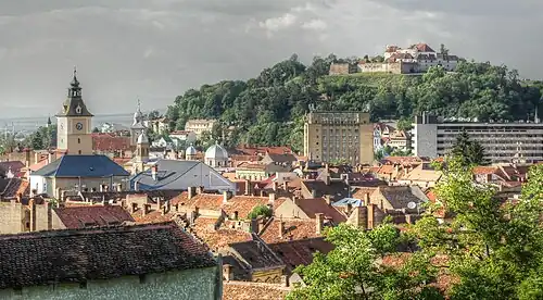 Вид крепости, возвышающейся над городом