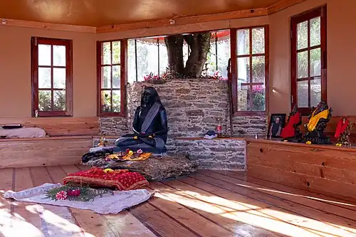 Статуя в Dunagiri Retreat Center с другого ракурса — другое освещение, отсутствует накидка на плечах и рисунок на лбу.