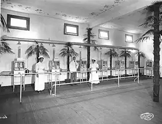 Мартин Куни (посередине) на выставке «детский инкубатор» на Всемирной выставке 1909 года[англ.] в Сиэтле