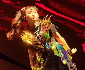 Кикути выступает во время тура Babyklok  на концертной площадке под открытым небом RBC Echo Beach, Торонто, 2023 год