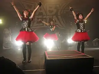 Babymetal выступают в Лос-Анджелесе 27 июля 2014 года