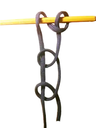 Обратный штык, Backhanded hitch.Штык на рангоуте, удобен для применения в тех случаях, когда доступ к предмету, к которому хотят прикрепить трос, затруднён или неудобен для вязки У.:26