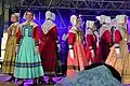 Участники ансамбля народной музыки «Bleuniadur» (Сен-Поль-де-Леон, департамент Финистер) в народных костюмах