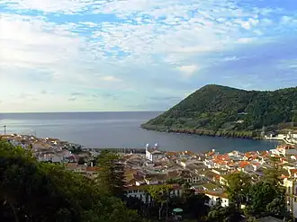 Залив Ангра. На дальнем плане — Монти-Бразил