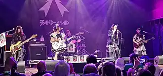 Выступление Band-Maid в House of Blues в Далласе, октябрь 2022 г. (Слева направо: Миса, Мику Кобато, Аканэ Хиросэ, Сайки Ацуми, Канами Тоно)